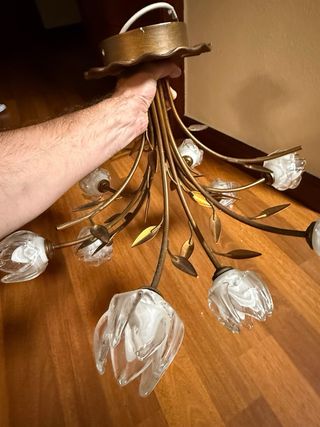 Lámpara de salón dorada con tulipas de cristal 