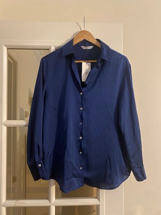 Camiseta satén azul eléctrico Stradivarius