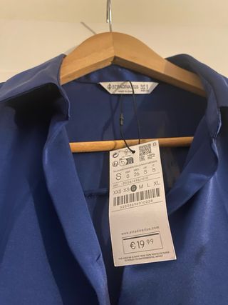 Camiseta satén azul eléctrico Stradivarius