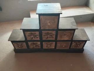 Mueble de entrada con cajones y diseño oriental
