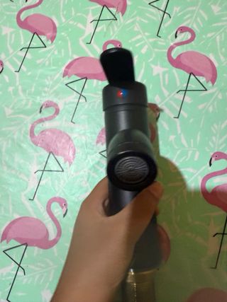 Torneira preta com mangueiras e acessórios