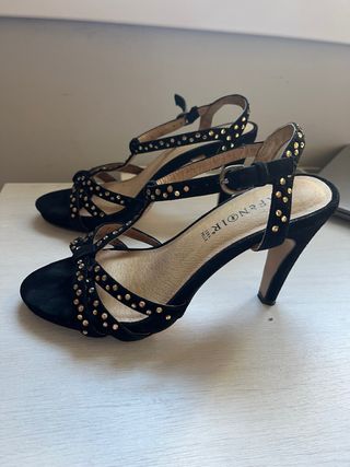 Sandalias fiesta piel negras tachuelas doradas T37