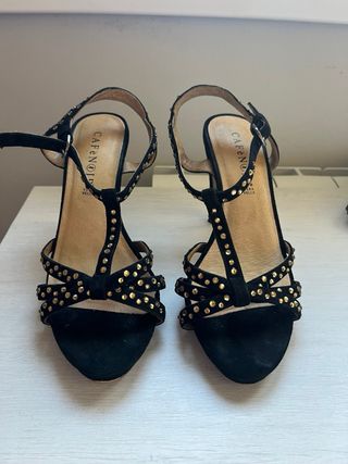 Sandalias fiesta piel negras tachuelas doradas T37