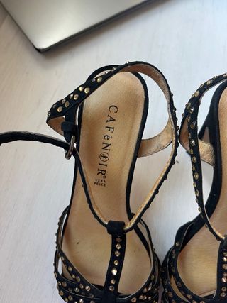 Sandalias fiesta piel negras tachuelas doradas T37