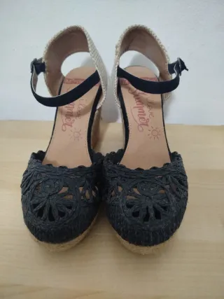Sandalias cuña beige y negras Talla 37
