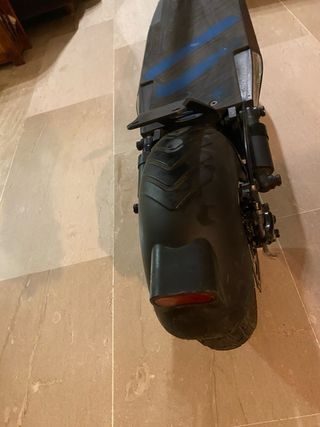 Patinete eléctrico azul