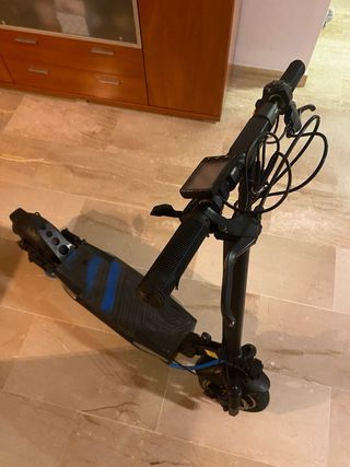 Patinete eléctrico azul