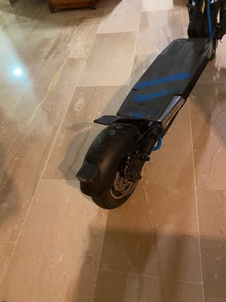 Patinete eléctrico azul