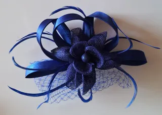 Tocado azul con plumas y red