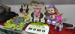Juguetes infantiles varios: Mickey, Minnie, mono