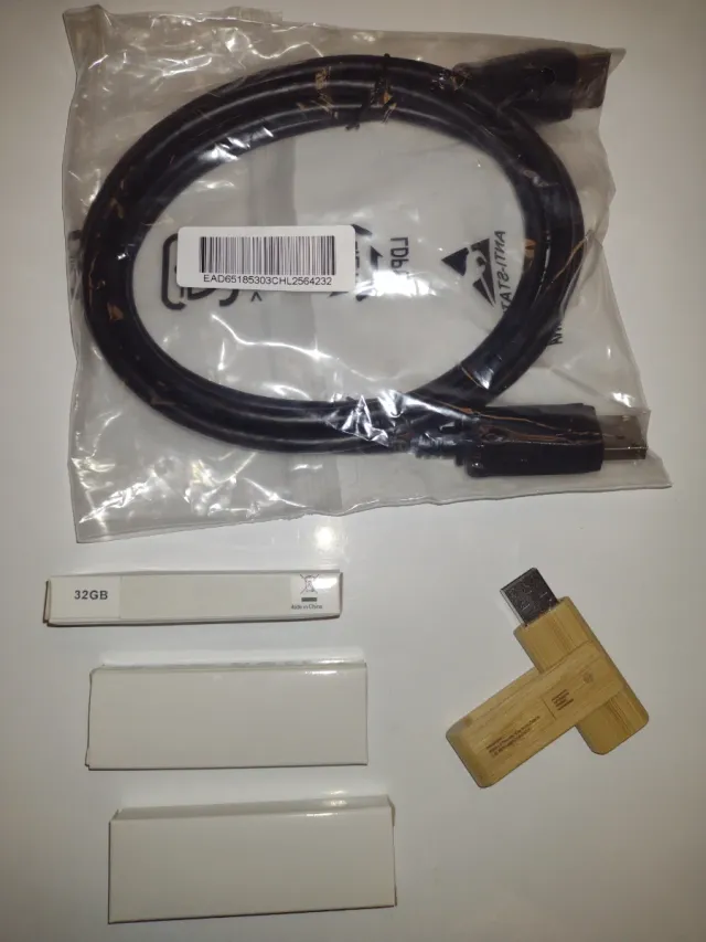 5 Pendrives 32 GB + Cable HDMI + 10 Bolígrafos + F