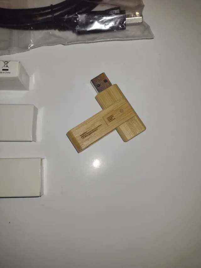 5 Pendrives 32 GB + Cable HDMI + 10 Bolígrafos + F