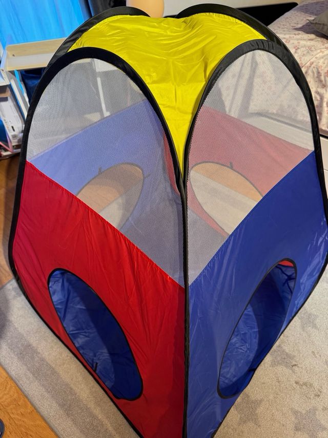 Parque de bolas infantil con túnel