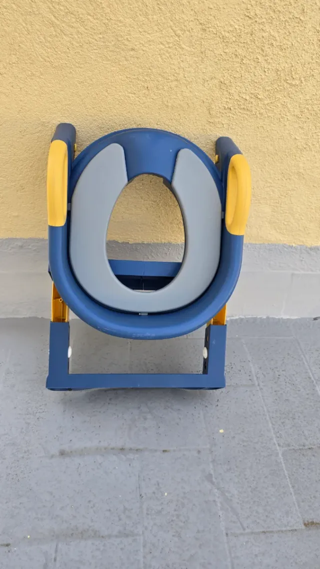 Asiento de inodoro plegable.