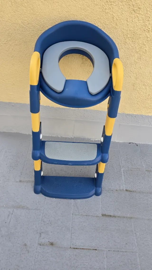 Asiento de inodoro plegable.