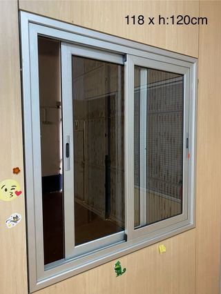Ventana de aluminio (oficina)