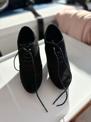 Zapatos de tacón negros con cordones