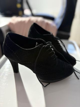 Zapatos de tacón negros con cordones