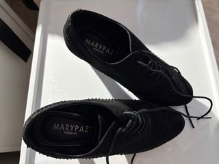 Zapatos de tacón negros con cordones