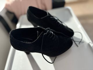 Zapatos de tacón negros con cordones