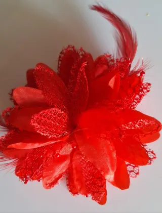 Tocado flor roja con plumas