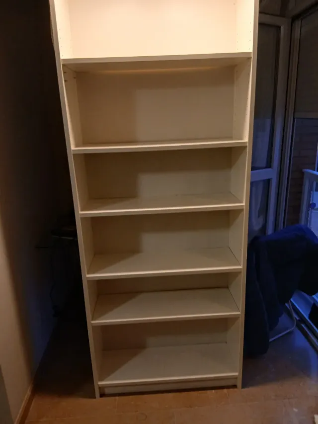 Estantería blanca de madera con luz