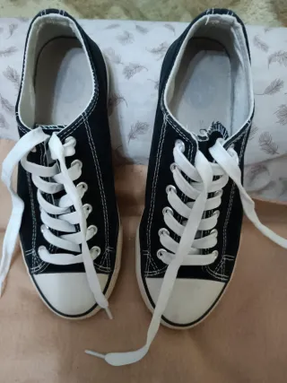 Zapatillas negras con cordones blancos