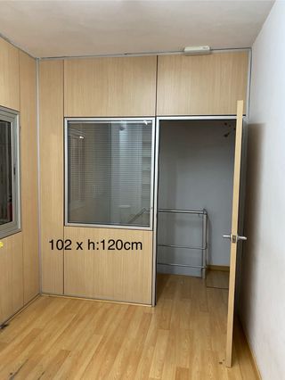 Ventana de aluminio, oficina