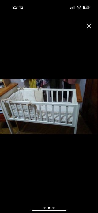 Mini cuna blanca con detalles de madera