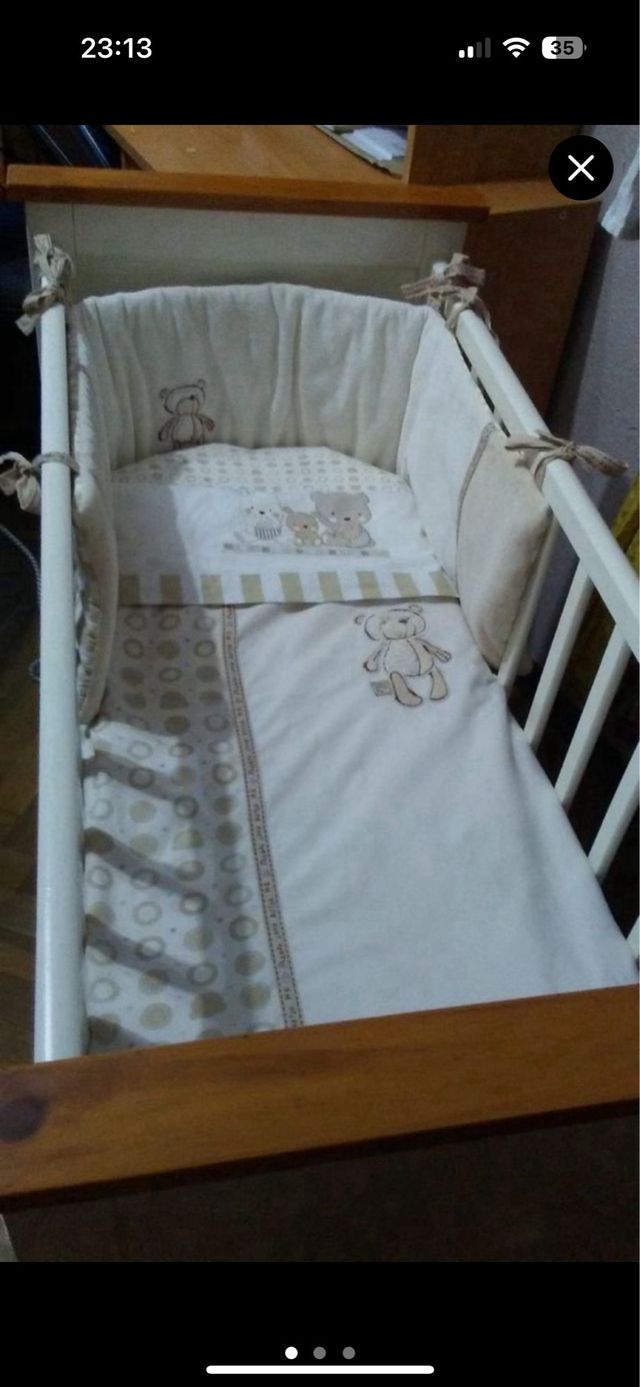 Mini cuna blanca con detalles de madera