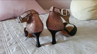 Zapatos de baile latino dorados y negros