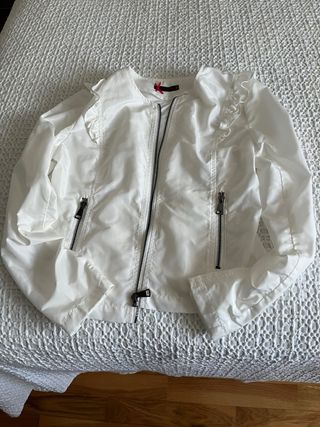 Chaqueta blanca con volantes
