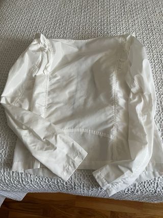 Chaqueta blanca con volantes