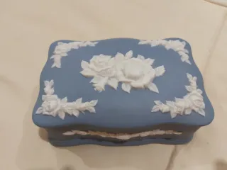 Joyero de porcelana azul con relieves florales