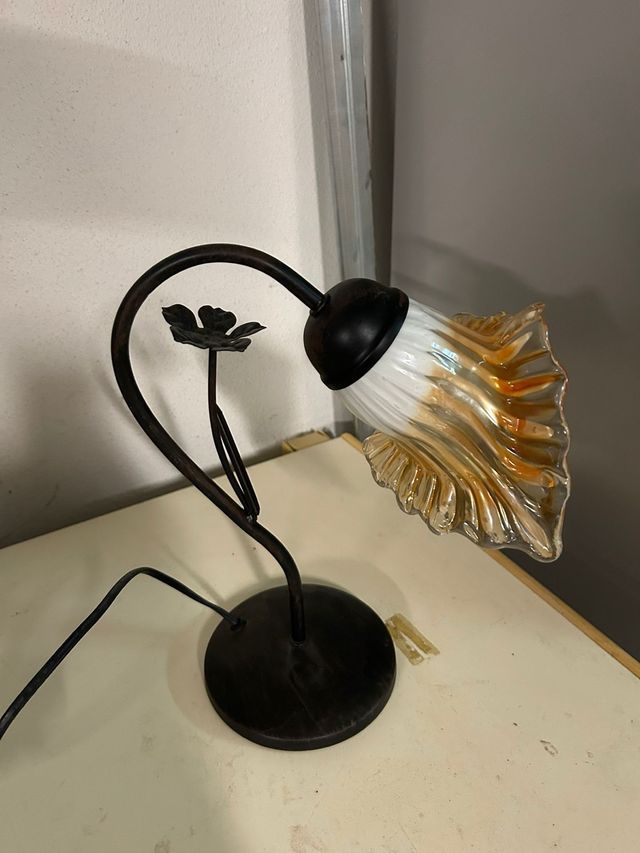 Lámpara de mesa diseño floral