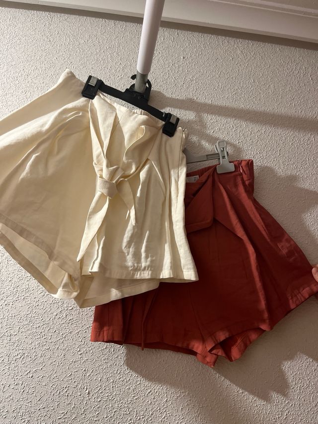 Pantalones cortos beige y naranja
