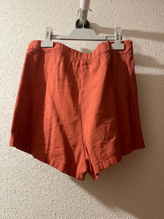 Pantalones cortos beige y naranja