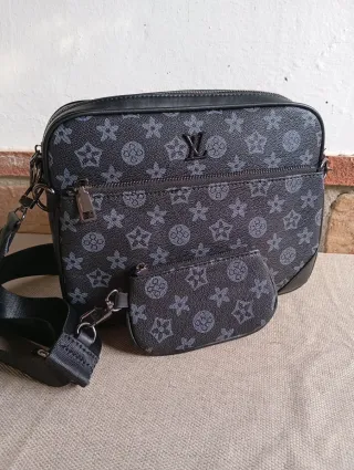 Bandolera negra con monedero.