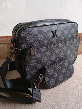 Bandolera negra con monedero.