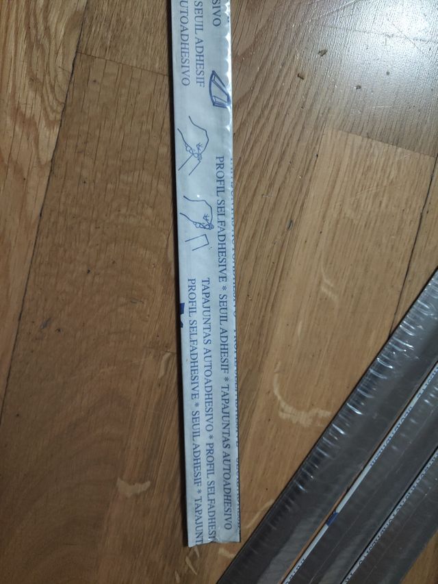 Tapa juntas autoadhesivo