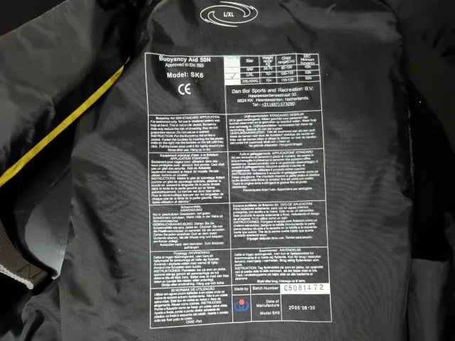 Dos Chalecos salvavidas Jobe y Tribord