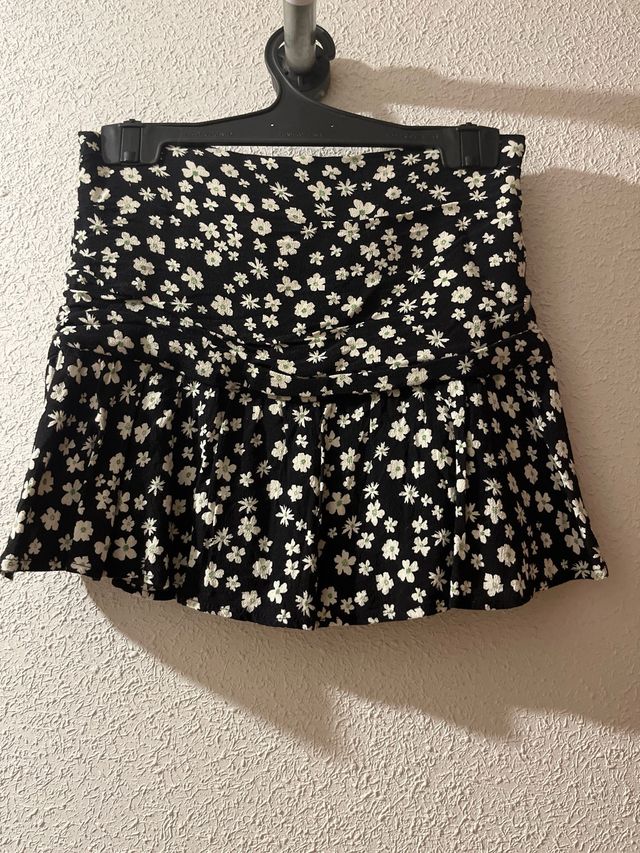 Falda pantalón floral negra y blanca