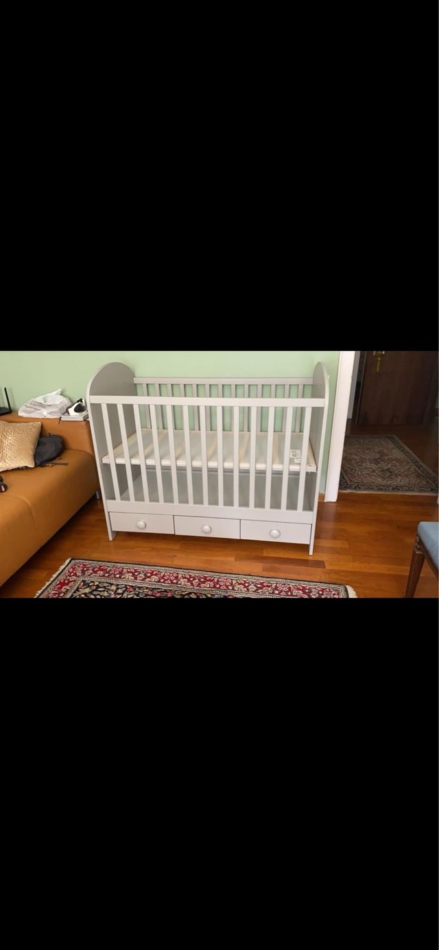 Cuna de bebé con cajones