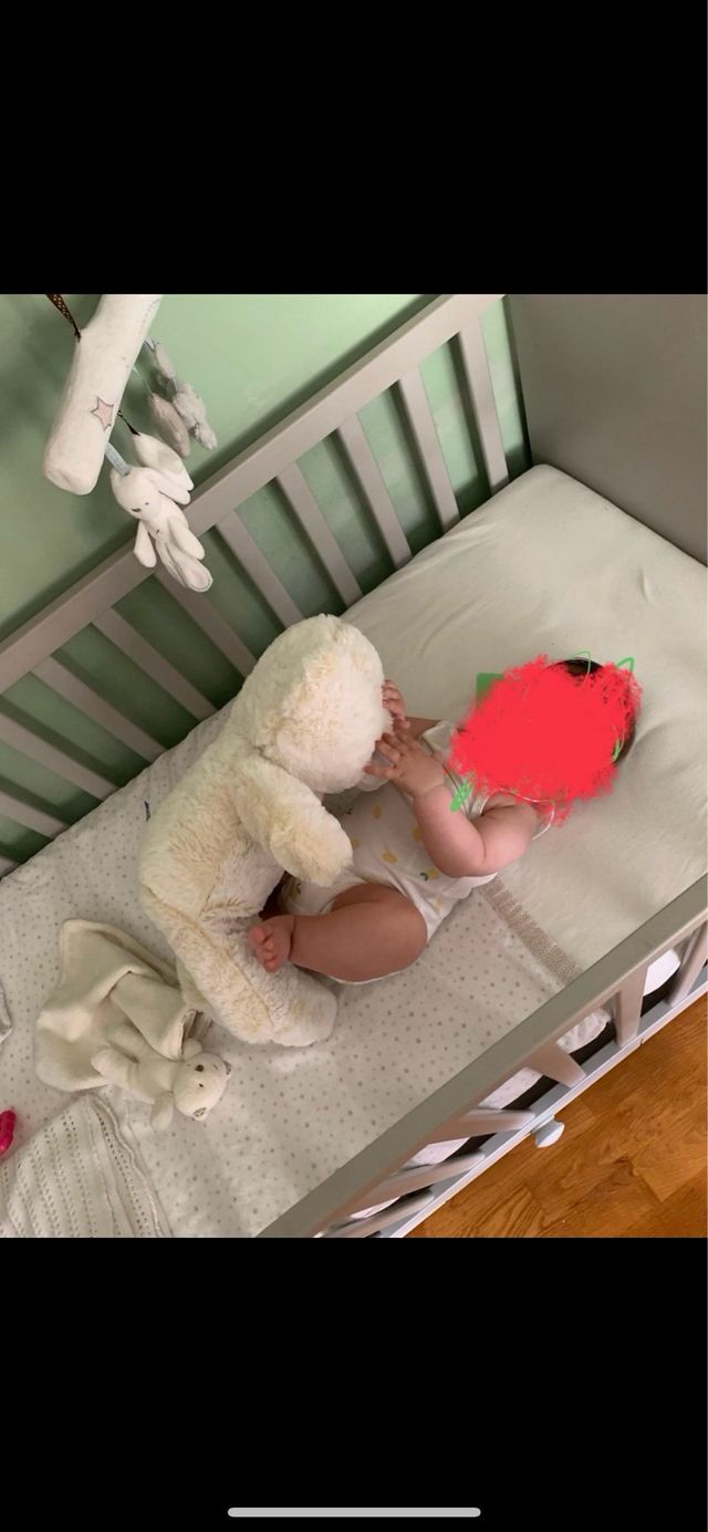 Cuna de bebé con cajones