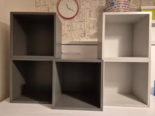 Cubos de almacenaje Ikea gris oscuro y gris claro.