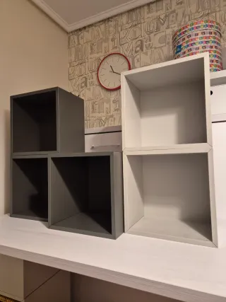 Cubos de almacenaje Ikea gris oscuro y gris claro.