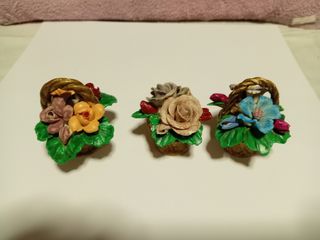 3 vasetti decorativi con fiori