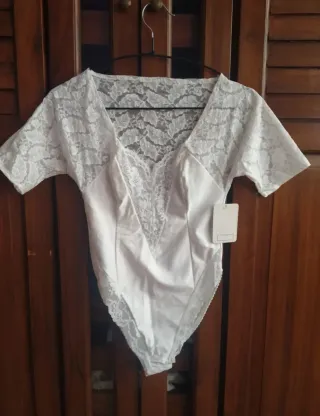 Body raso y encaje manga corta