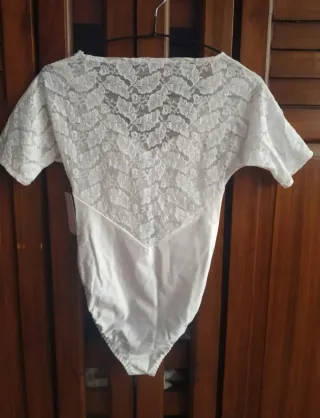 Body raso y encaje manga corta
