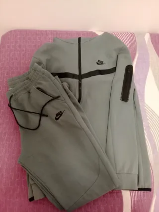 Conjunto chándal Nike Tech Gris